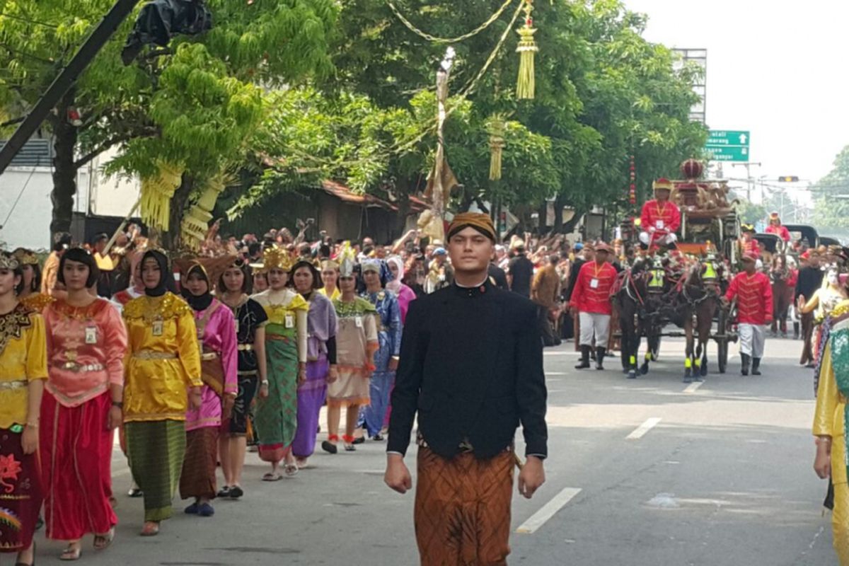 Iring-iringan kereta kuda yang membawa Kahiyang Ayu berjalan menuju Gedung Graha Saba Buana, Solo, Jawa Tengah, Rabu (8/11/2017) pagi.