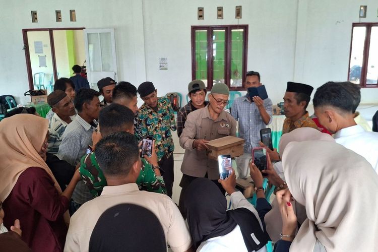 TEP Unair Latih Warga Transmigrasi Sumalata Budi Daya Lebah Trigona