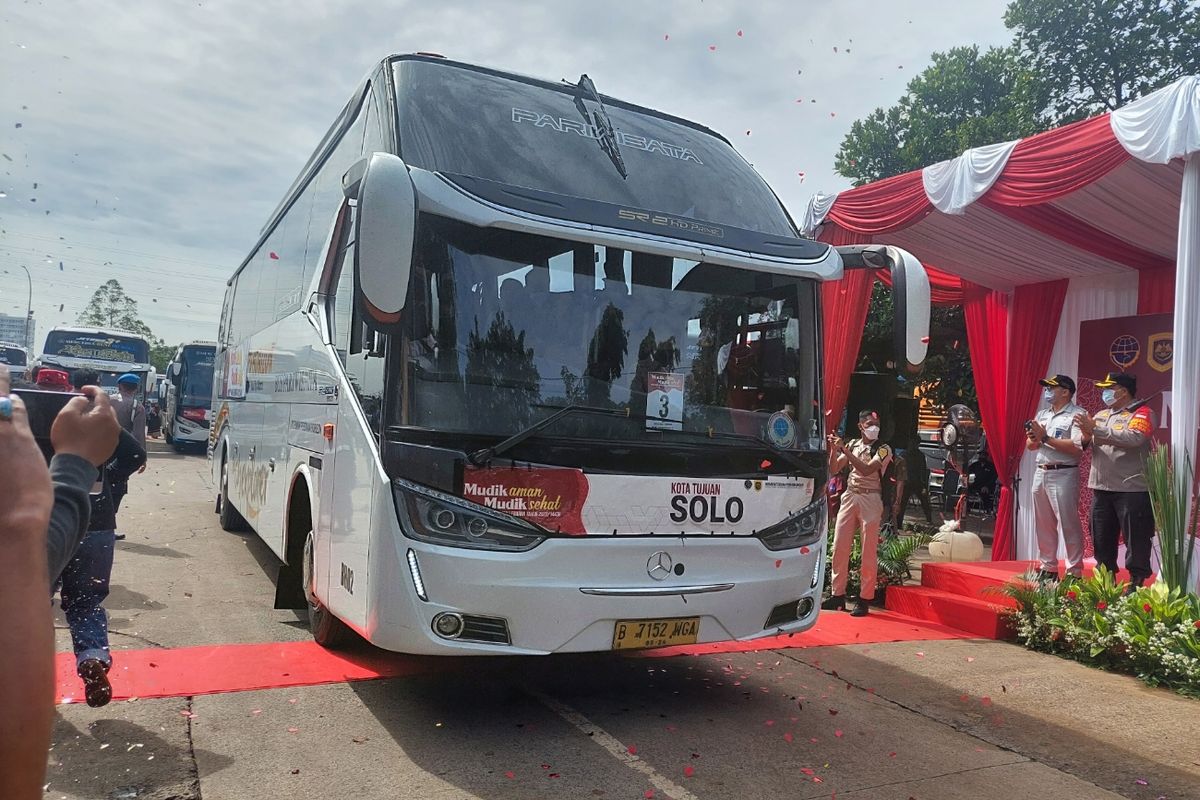 Suasana saat salah satu armada yang mengangkut peserta mudik Lebaran 2022 gratis berangkat dari Terminal Poris Plawad, Kota Tangerang, Kamis (28/4/2022).