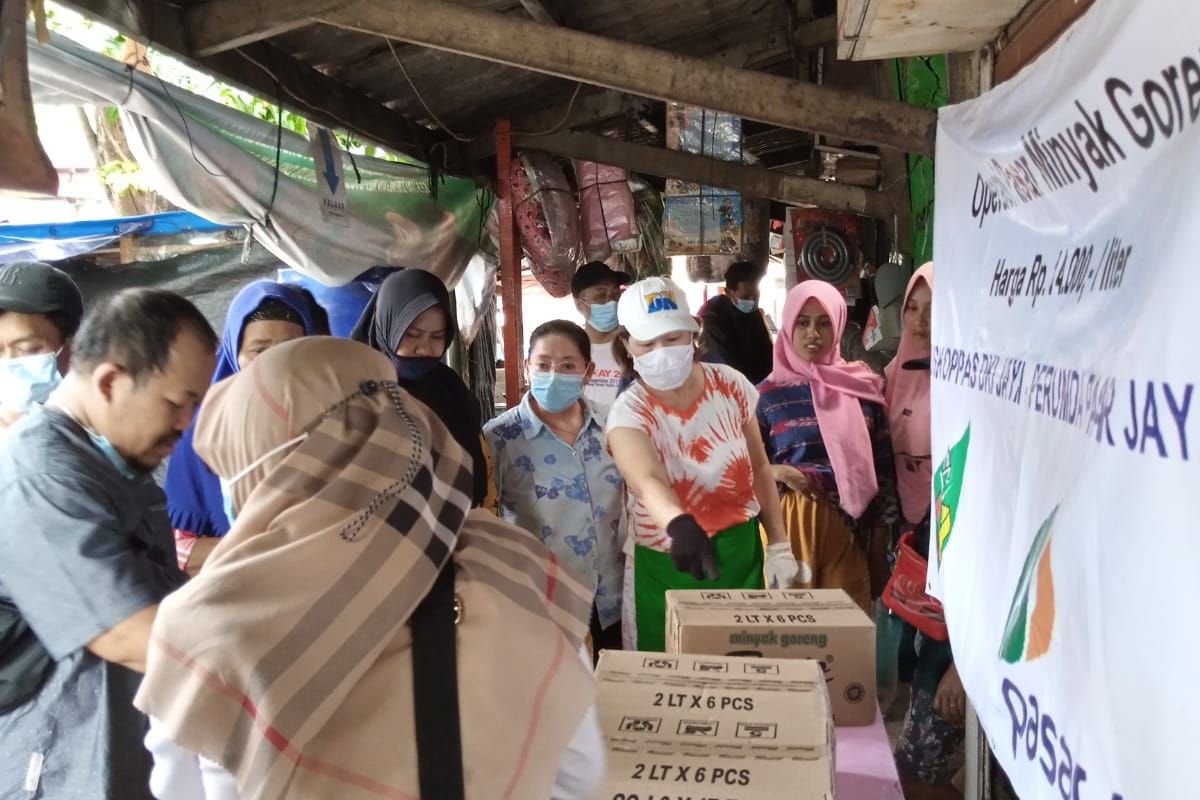 Operasi Pasar Minyak digelar oleh Perumda Pasar Jaya bersama Puskoppas DKI Jakarta dalam mengatasi kelangkaan minyak goreng di pasaran, kegiatan ini dilakukan di Pasar Kombongan, Kemayoran, Jakarta Pusat, Selasa (8/3/2022).