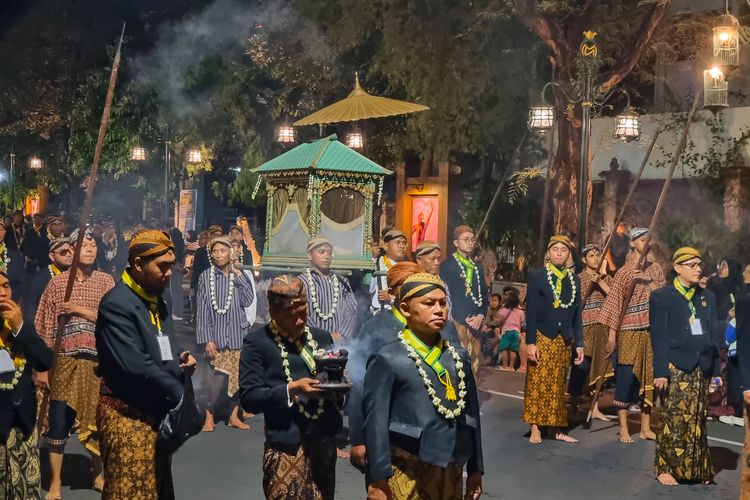Kirab Pusaka Malam 1 Suro Mangkunegaran, Saat Ratusan Orang Berjalan dalam Keheningan