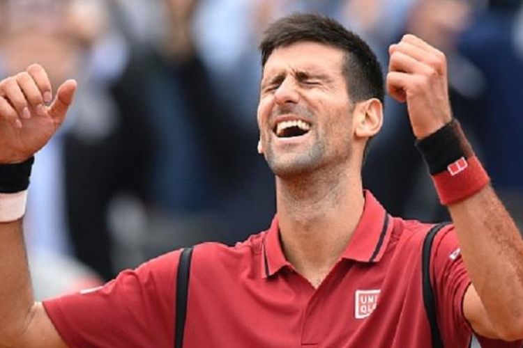 Novak Djokovic tak kuasa menahan suka cita seusai menjuarai Perancis Terbuka dengan mengalahkan Andy Murray, Minggu (5/6/2016). 