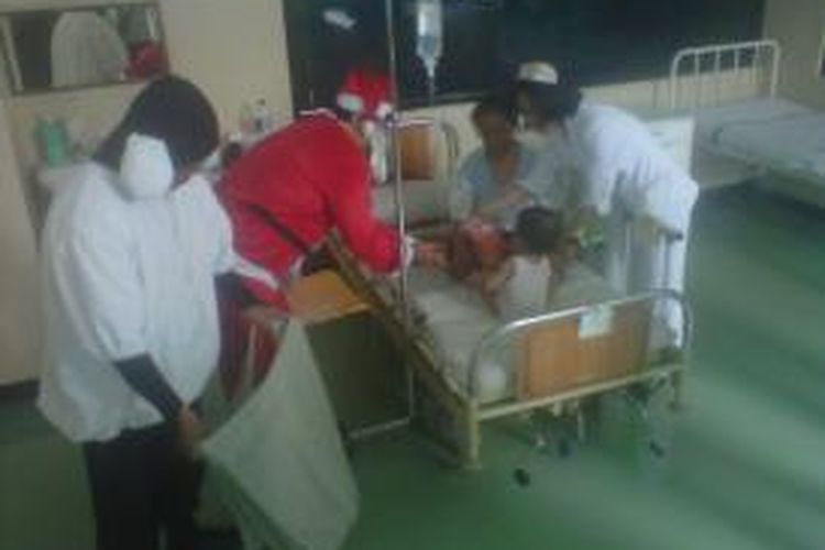 Santa Klaus membagikan hadiah bagi pasien anak RS Baptis Kediri, Jawa Timur, Selasa (17/12/2013).