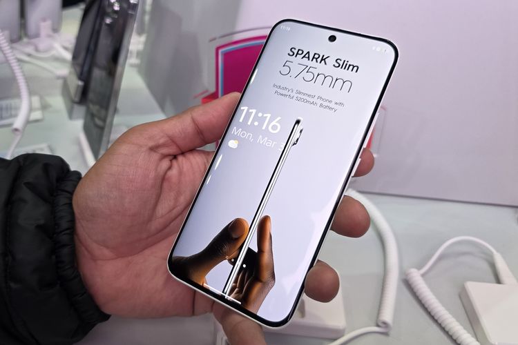 Dari segi layar, Spark Slim mengusung layar AMOLED melengkung (curved) berukuran 6,78 inci dengan resolusi 1.5K, dan refresh rate 144Hz.  Layar ini disebut akan memiliki tingkat kecerahan puncak hingga 4.500 nits, sehingga tetap jelas terlihat di bawah sinar matahari. 