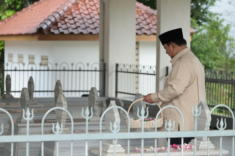 Prabowo Ziarah ke Makam Kakeknya di Sela Kunjungan di Banyumas