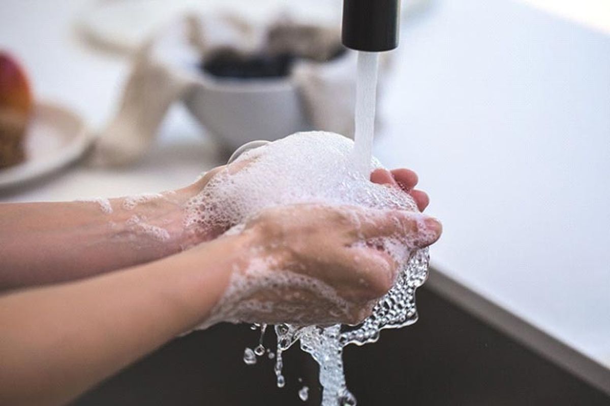 Ilustrasi mencuci tangan pakai sabun.