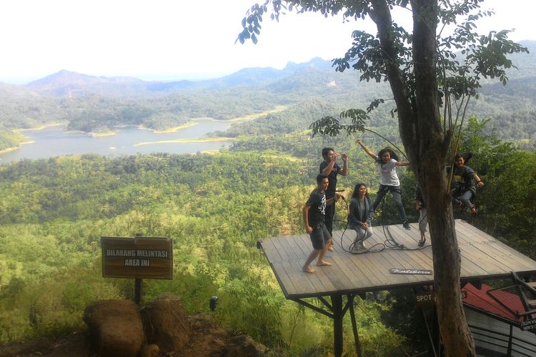 Obyek wisata Kalibiru mengandalkan latar danau Waduk Sermo di Kapanewon Kokap, Kulon Progo, DI Yogyakarta. Kalibiru menutup layanannya sementara pandemi Covid-19, seraya berbenah dan menambah fasilitas sesuai protokol kesehatan.