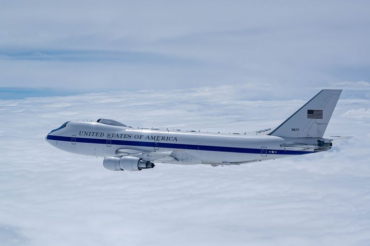 Salah satu pesawat hari kiamat Amerika Serikat (AS), Boeing E-4B Nightwatch, yang dirancang untuk melindungi pejabat penting AS, terutama presiden, serta memastikan pemerintah AS tetap beroperasi ketika terjadi perang nuklir.