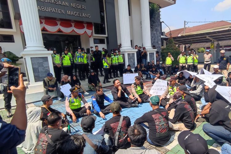 Massa Demo Kejari Magelang, Tagih Selesaikan Kasus Korupsi Kades Wonogiri