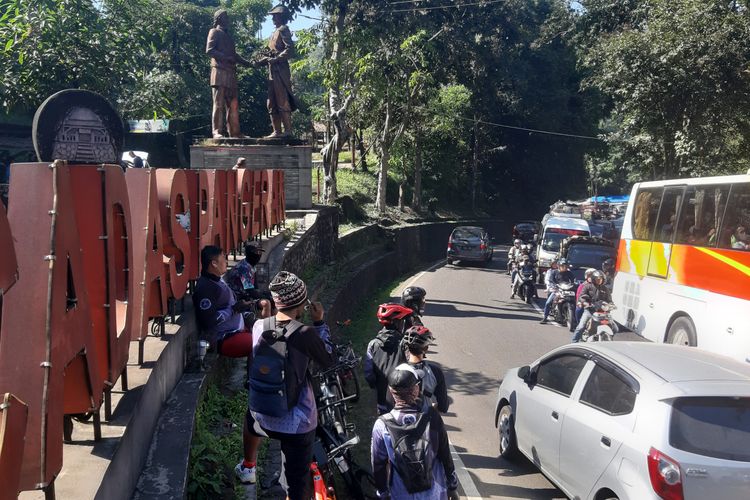 Jalur tengah Sumedang dipadati kendaraan berplat nomor B dan D, Minggu (9/6/2019) pagi. Kepadatan arus terjadi mulai dari wilayah Simpang hingga Cadas Pangeran.