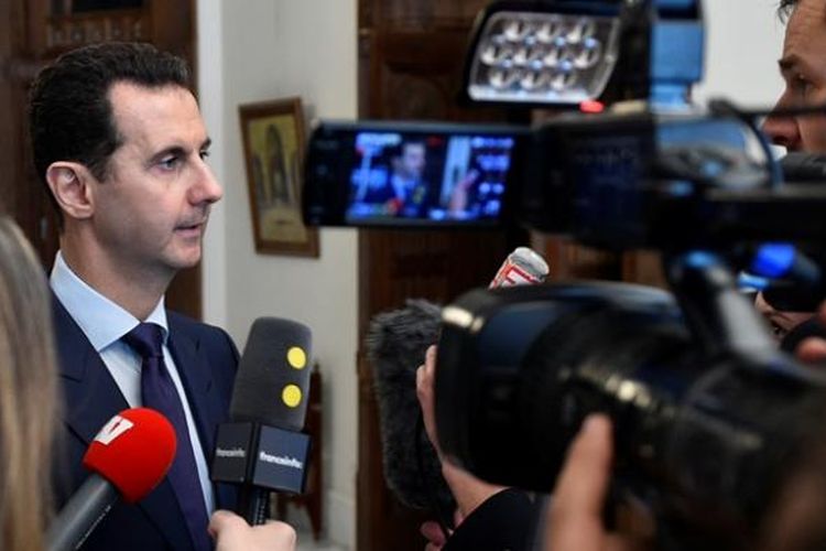 Presiden Suriah Bashar al-Assad saat diwawancarai sejumlah media Perancis di Damaskus, Minggu (8/1/2017).