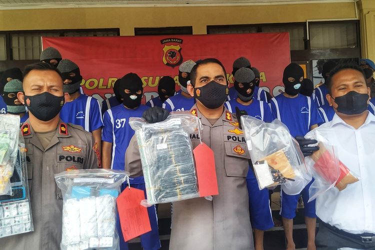 Kepala Polres Sukabumi Kota AKBP Zainal Abidin (tengah) memperlihatkan barang bukti saat konferensi pers di Sukabumi, Jawa Barat, Senin (1/8/2022).