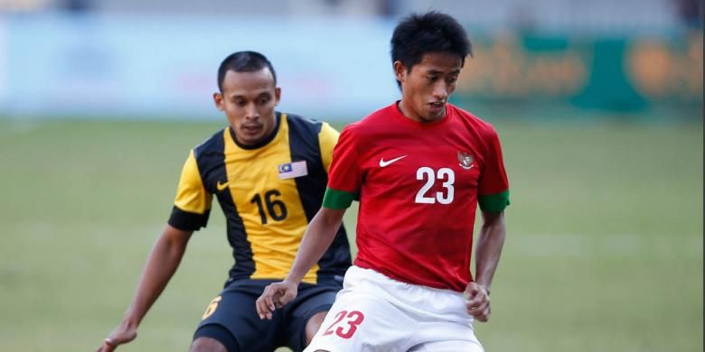 Pemain Indonesia Bayu Gatra Sanggiawan kanan mengontrol bola di depan pemain Malaysia Mohammad Azmi dalam semifinal SEA Games di Naypyitaw Myanmar 19 Desember 2013 