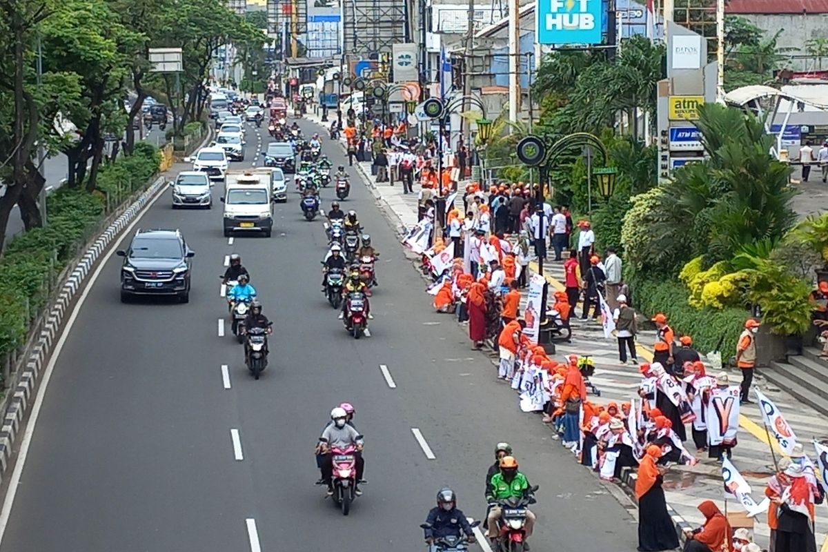 Poteret para keder PKS tengah menunggu bacaleg pilihannya yang sedang longmarch di Jalan Raya Margonda, Senin (8/5/2023). Longmarch itu berkaitan dengan agenda PKS yang hendak mendaftarkan 50 bacaleg ke KPUD Depok.