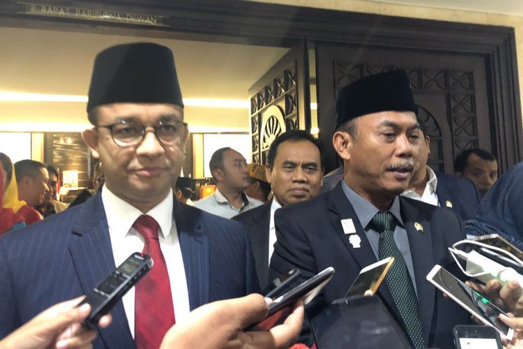 Ketua DPRD DKI Jakarta Prasetio Edi Marsudi dan Gubernur DKI Jakarta Anies Baswedan usai sidang paripurna LKPJ 2017, di Gedung DPRD DKI, Rabu (25/7/2018). 