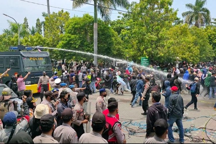 Sebuah mobil water cannon polisi diterjunkan untuk meredam kericuhan dalam aksi demo menolak Omnibus Law UU Cipta Kerja yang digelar di depan DPRD Kota Tegal, Kamis (8/10/2020)