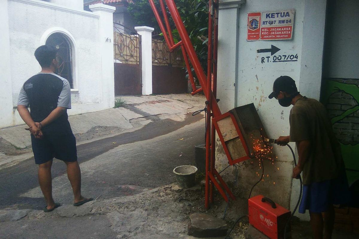 Portal dipasang di Jalan Musyawarah, Jagakarsa untuk mengahalau geng motor, Rabu (24/5/2017).