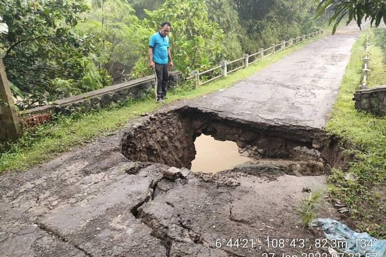 Jembatan di Conggeang, Sumedang, Jabar jebol hingga memakan korban, Kamis (26/1/2023) malam. Dok. Desa/KOMPAS.com