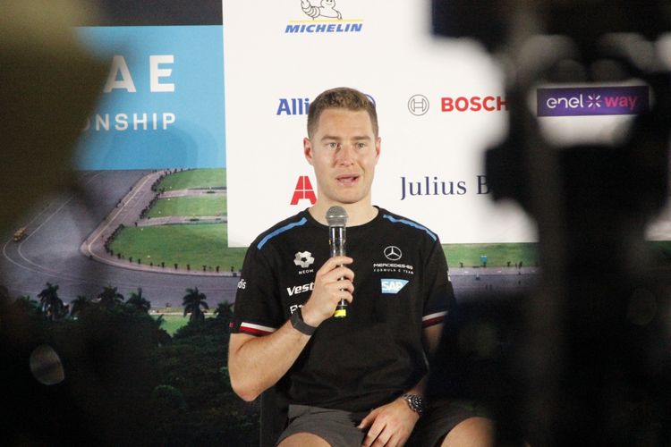 Stoffel Vandoorne saat berbicara dalam sesi konferensi pers menjelang balapan di Formula E Jakarta 2022.