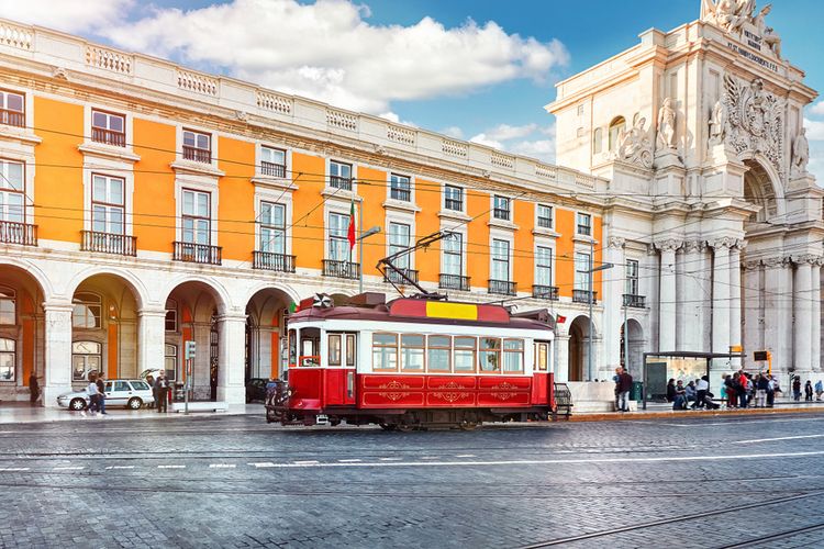 Tram merah di  Praca do Comerci, Lisabon, Portugal