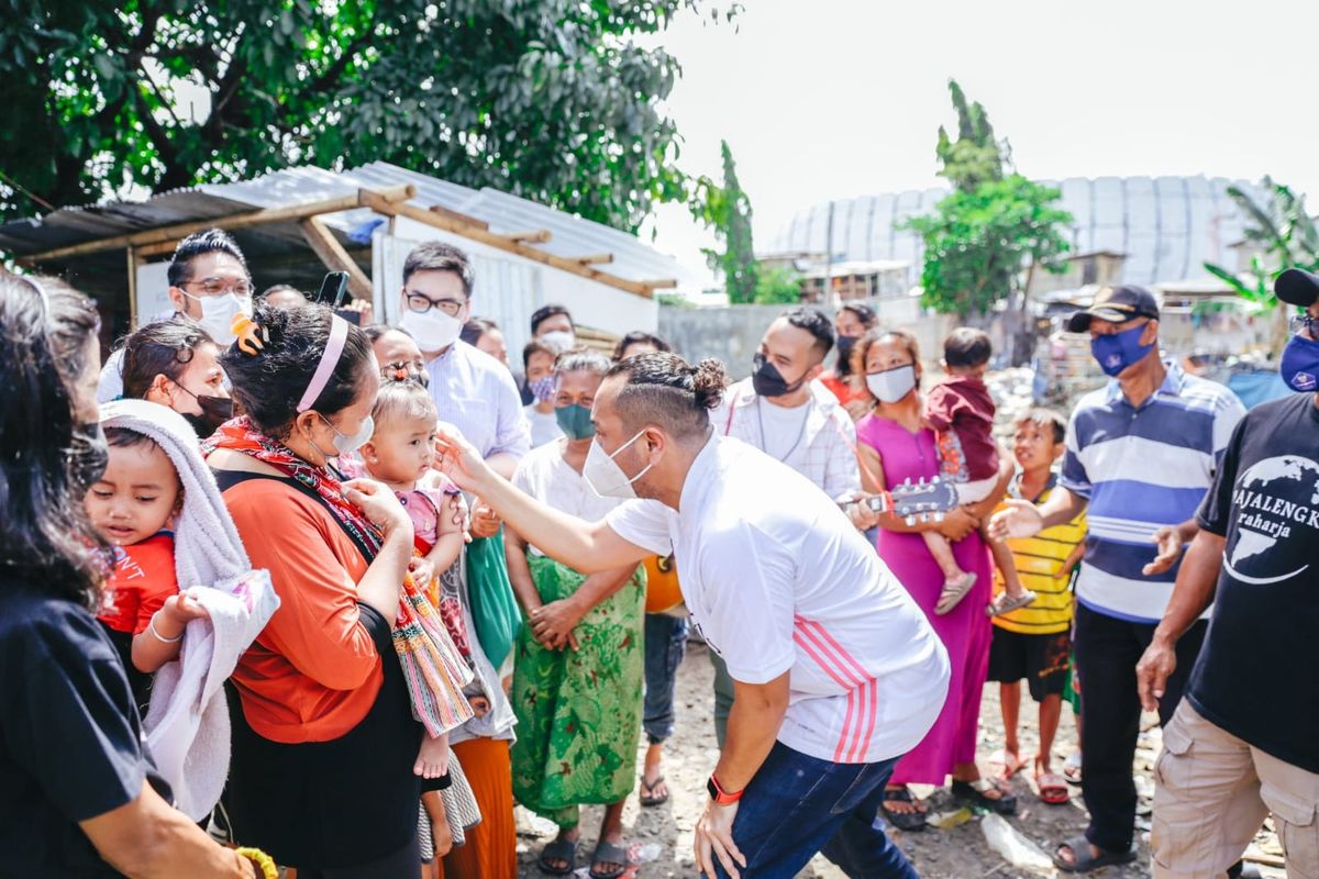 Ketua Umum Partai Solidaritas Indonesia (PSI) Giring Ganesha melakukan aksi sosial kepada warga korban gusuran di Kawasan Tanjung Priok, Jakarta Utara, Sabtu (22/1/2022). Foto: Twitter @Giring_Ganesha