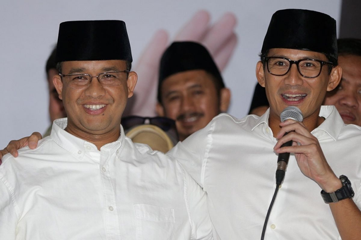 Calon gubernur dan wakil gubernur DKI Jakarta nomor urut 3, Anies Baswedan-Sandiaga Uno memberi sambutan di Kantor DPP Partai Gerindra, Jakarta Selatan, Rabu (19/4/2017). Quick count lembaga survei untuk putaran kedua Pilkada DKI Jakarta mengunggulkan pasangan ini atas Basuki Tjahaja Purnama-Djarot Saiful Hidayat.