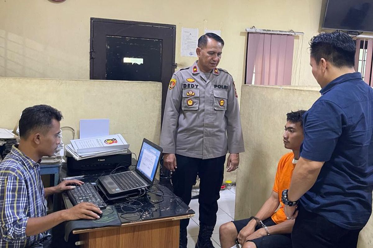Seorang pemuda inisial RN (21) yang terlibat kasus membegal dua ustadz di Kota Medan sedang diperiksa di Polsek Delitua pada Sabtu (7/9/2024). 