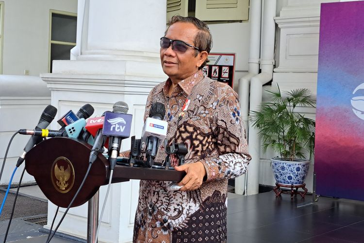 Plt Menteri Komunikasi dan Informatika (Menkominfo) Mahfud MD memberikan keterangan pers di Kompleks Istana Kepresidenan, Jakarta, Senin (22/5/2023).