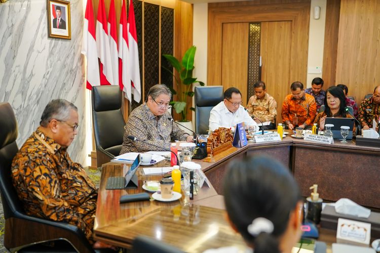 Menteri Koordinator Bidang Perekonomian (Menko Perekonomian) Airlangga Hartarto dalam Konferensi Pers usai High-Level Meeting Tim Pengendalian Inflasi Pusat (HLM TPIP) Tahun 2025, di Kantor Kemenko Perekonomian, Jakarta, Jumat (31/1/2024).