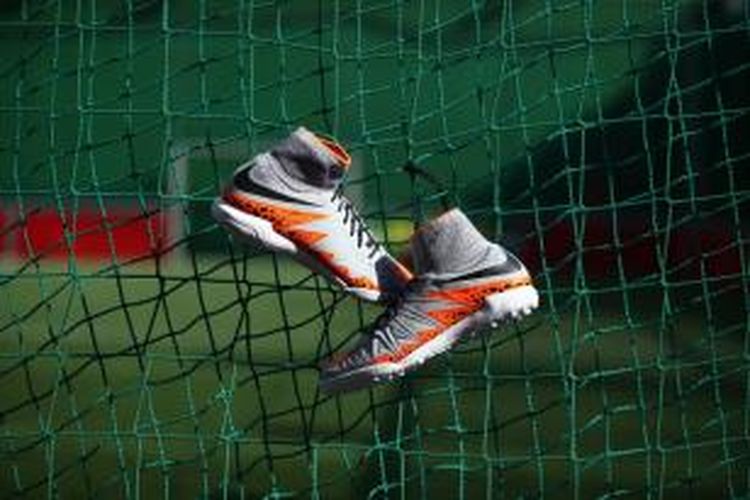 Nike memodifikasi Hypervenom II menjadi HypervenomX, yang dirancang untuk futsal.