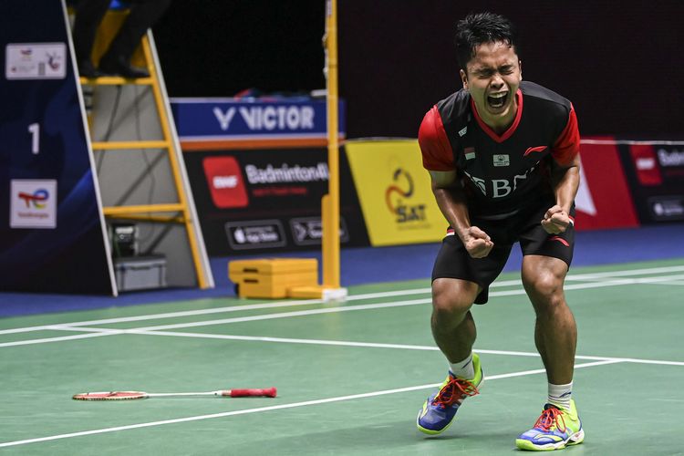 Ekspresi dari pebulutangkis tunggal putra Indonesia Anthony Sinisuka Ginting usai mengalahkan lawannya pebulu tangkis tunggal putra Cina Zhao Jun Peng dalam pertandingan babak perempat final Piala Thomas 2022 di Impact Arena, Bangkok, Thailand, Kamis (12/5/2022). Kemenangan Ginting dengan skor 21-12, 25-27 dan 21-17, membuat Tim Thomas Indonesia unggul sementara 1-0 atas Cina.