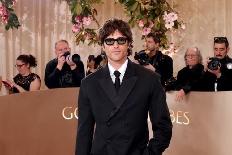 Jacob Elordi saat meghadiri Golden Globes 2026