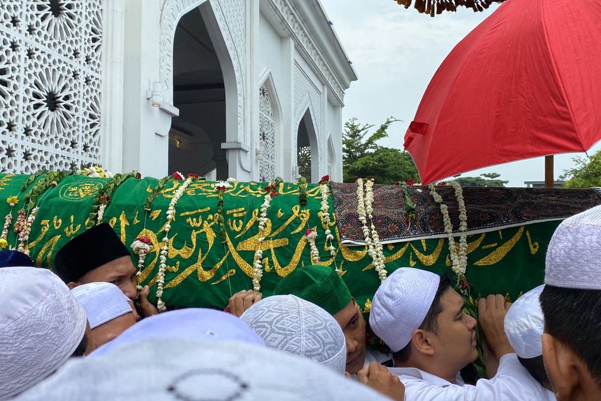 Jenazah almarhum Pemimpin Majelis Nurul Musthofa Habib Hasan Ja'far Assegaf saat dibawa ke dalam Hubabah Fatmah Alatas atau tempat beliau dikubur, di Kompleks Masjid Nurul Musthofa Center, Depok, Kamis (14/3/2024). 
