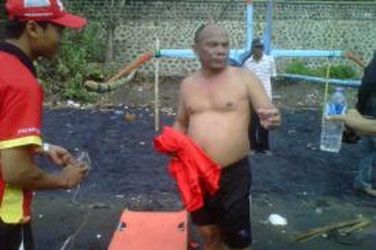 Ibrahim Rusli beristirahat di Pantai Watu Dodol Banyuwangi setelah berhasil merenangi elat Bali selama 1 jam 8 menit Rabu (11/12/13)