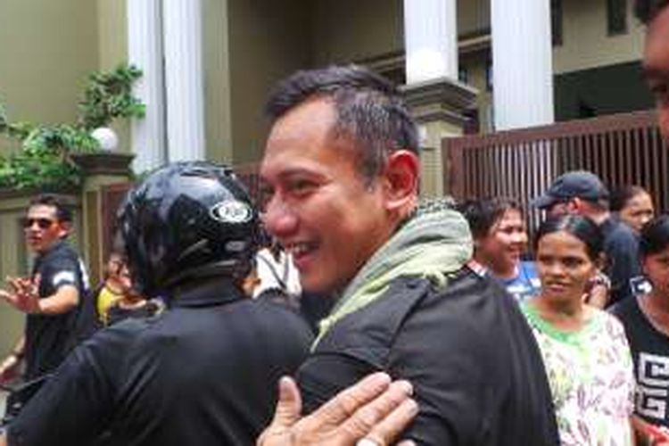 Calon gubernur DKI Jakarta Agus Harimurti Yudhoyono saat berkampanye di Rawa Badak Selatan, Rabu (28/12/2016). Dia sempat menyapa warga dari atas motor bebek. 