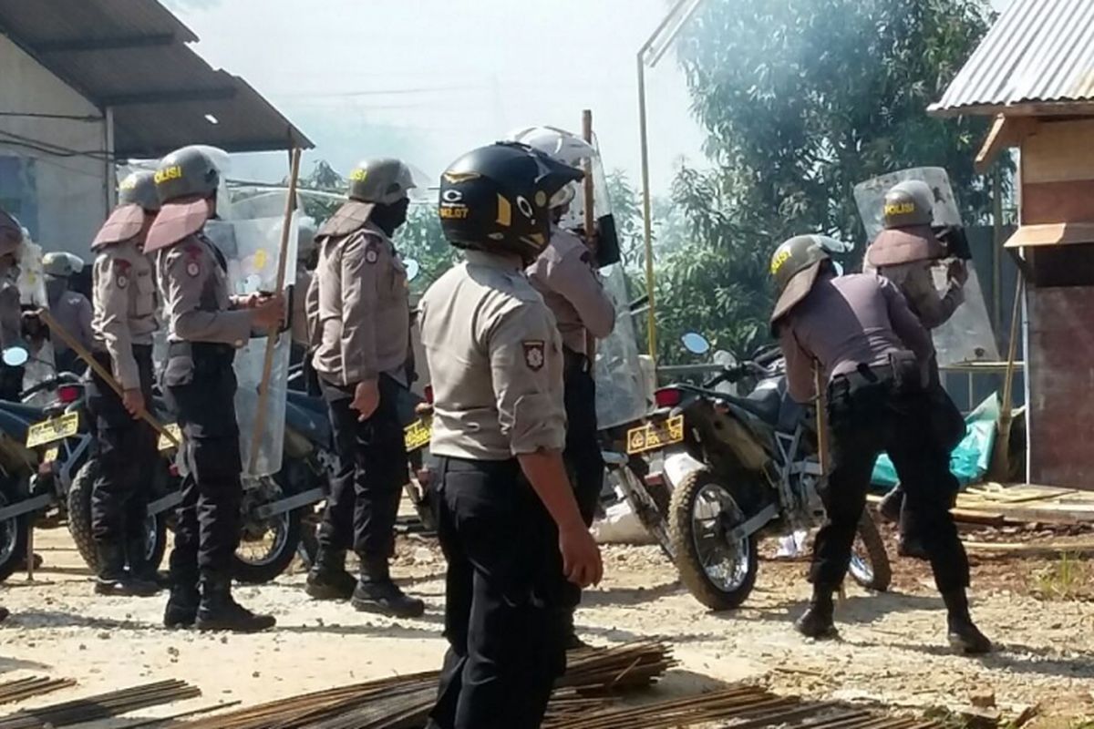 Kericuhan di aksi unjuk rasa menolak gereja Santa Clara di Bekasi, Jumat (24/3/2017).