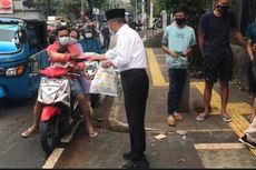 Menko PMK Muhadjir Bagikan Masker kepada Masyarakat di Pinggir Jalan