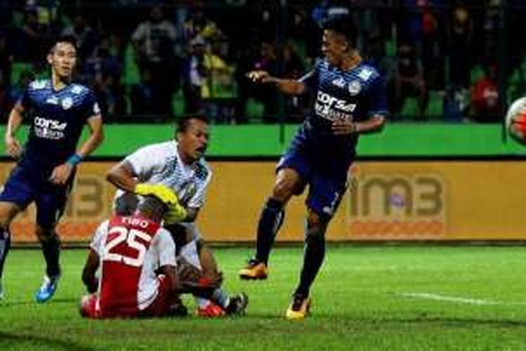 Kiper Arema, Achmad Kurniawan berteriak saat ditabrak striker PSM Makassar, Titus 'Tibo' Bonai, di Stadion Gajayana, Kota Malang, Jumat (14/10/2016) malam.
