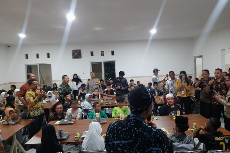 Aparat TNI-Polri tampak menuangkan nasi ke piring siswa-siswi dalam kegiatan makan malam bersama di Sekolah Rakyat Menengah Pertama 10 Bogor yang berlokasi di Sentra Terpadu Inten Soeweno, Cibinong, Kabupaten Bogor, Jawa Barat, Kamis (24/7/2025) malam. Dalam kegiatan ini, Mensos Gus Ipul meninjau MPLS sambil ikut menyantap makan malam bersama dengan para siswa-siswi di dapur sekolah rakyat.