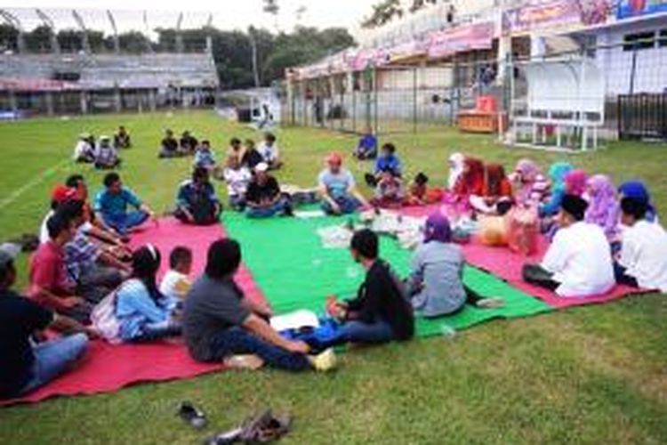 Panita gelar selamatan di Stadion Diponegoro Minggu (02/03/2014)jelang pertandingan dengan Timna U-19