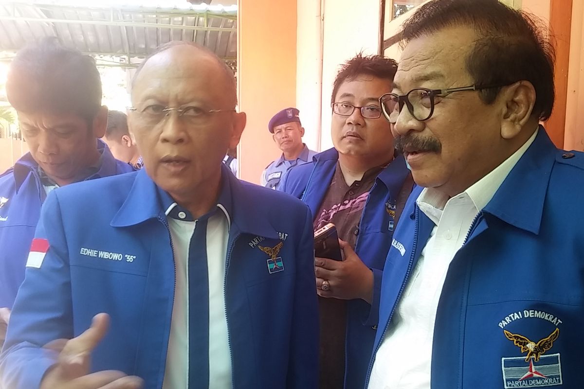 Pramono Edhie Wibowo (kiri) bersama Ketua DPD Partai Demokrat Jatim Soekarwo (kanan).