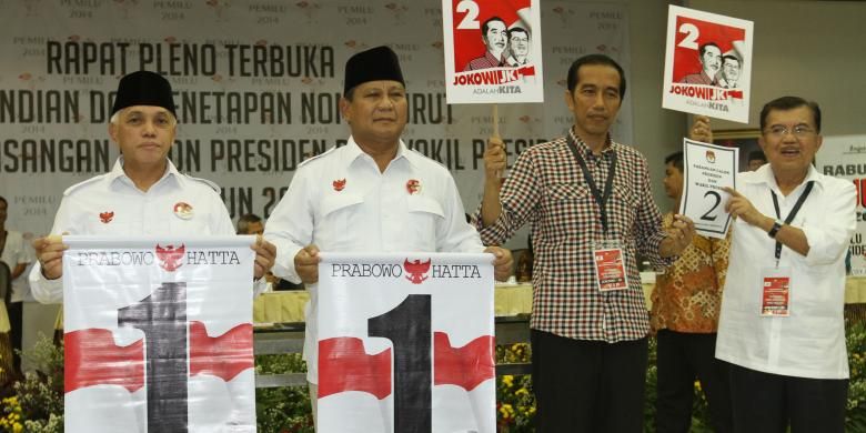 Pasangan capres dan cawapres, Prabowo Subianto (kedua dari kiri)-Hatta Rajasa (paling kiri) dan Joko Widodo (kedua dari kanan)-Jusuf Kalla (paling kanan) menunjukkan nomor urut dalam acara pengundian dan penetapan nomor urut untuk pemilihan presiden 2014 di kantor KPU, Jakarta Pusat, Minggu (1/6/2014). 