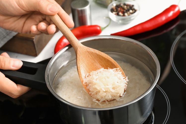 Takaran air untuk memasak beras bergantung pada jenis berasnya. 