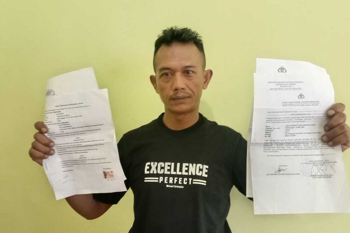 Seorang petani bernama Aziz Riwanto, warga Desa Kaligede, Kecamatan Senori, Kabupaten Tuban, Jawa Timur, melaporkan oknum polisi berinisial SH yang diduga telah melakukan penipuan berkedok investasi bisnis minyak mentah ke Polres Tuban, Jawa Timur, Selasa (25/3/2025)