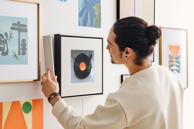 Samsung Music Frame hadir dengan desain yang unik, estetik, dan artsy karena menggabungkan fungsi speaker wireless sekaligus bingkai foto. 