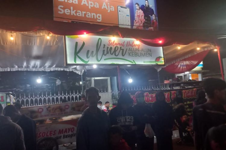 Lapak-lapak pelaku Usaha Mikro Kecil Menengah (UMKM) di Kebumen International Expo, Kebumen, Jawa Tengah pada Sabtu (2/7/2022) malam.