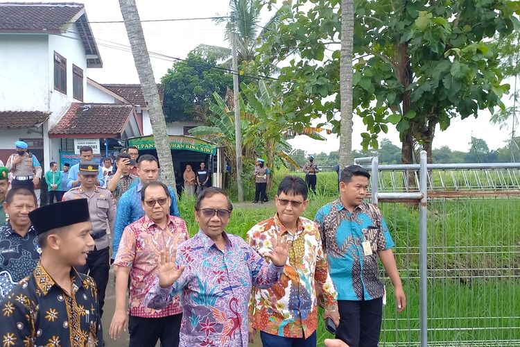 Mahfud MD saat kunjungan ke Panti Asuhan Bina Siwi Pajangan Bantul, Jumat (3/2/2023)