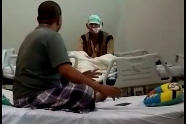 seorang pasien positif covid-19 tengah menyemangati pasien lainnya yang terlihat sedih karena tak dijenguk satupun saudaranya di ruangan isolasi RSUD Bahteramas Sultra (Istimewa)