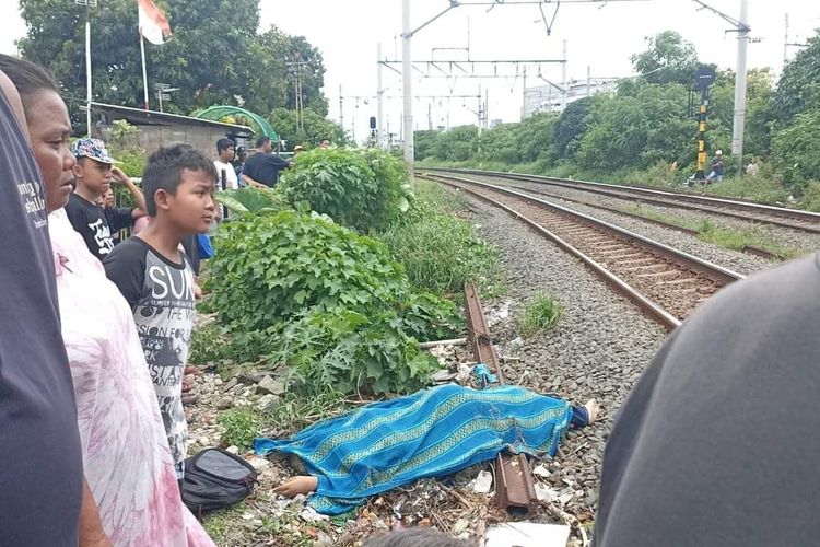 Seorang remaja tewas di perlintasan kereta antara Stasiun Jatinegara dan stasiun Pondok Jati pada Sabtu (3/2/2024) siang. 