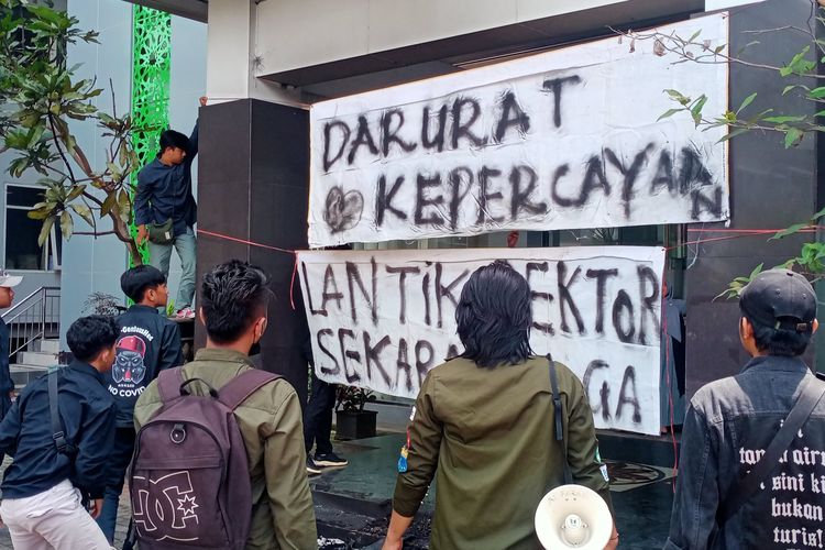 Puluhan mahasiswa dari Universitas Islam Malang (Unisma) melakukan aksi di depan Kantor Yayasan pada Senin (5/12/2022) pagi.